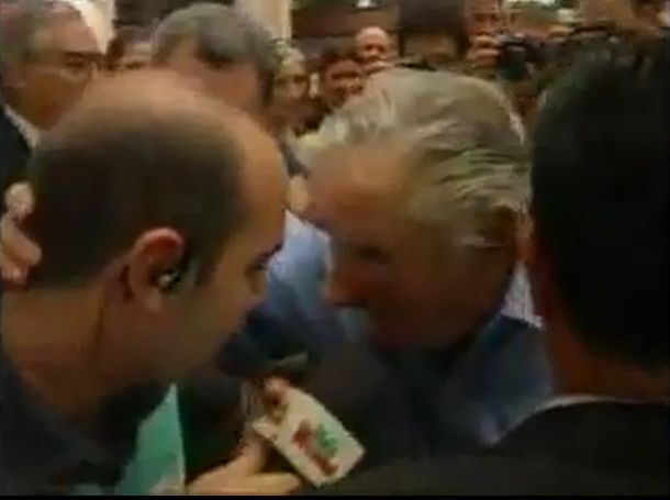 Mujica, a los manotazos con un periodista de televisión