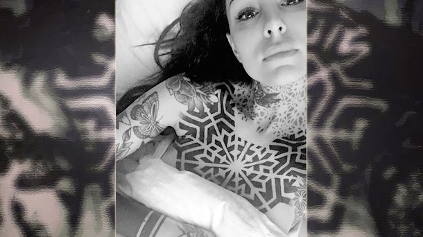 Cande Tinelli muestra sus tatuajes desde la cama