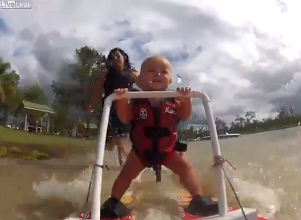 VIDEO: Un bebé que hace esquí acuático