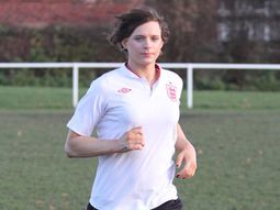 escandalo: prohiben a una transexual jugar al futbol en inglaterra escandalo: prohiben a una transexual jugar al futbol en inglaterra