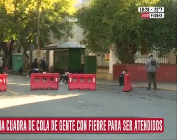 Desborde en un hospital de Flores: una cuadra de cola