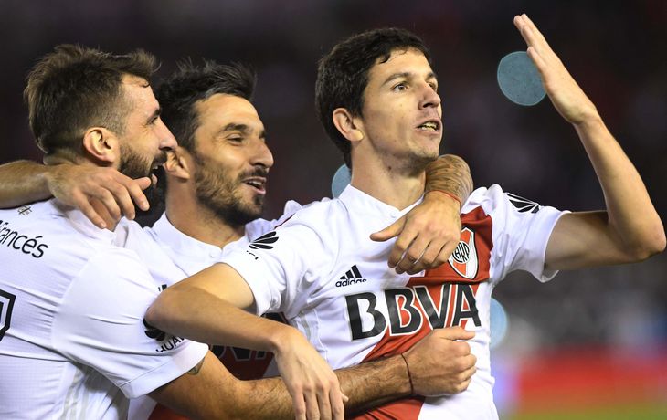 Lucas Pratto, Ignacio Scocco y Nacho Fernández festejan el primer gol del Millonario