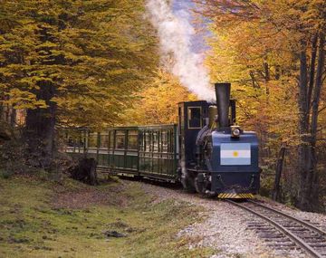 El pintoresco tren sacado de un cuento de Disney que estuvo 40 años cerrado y tiene seis estaciones soñadas