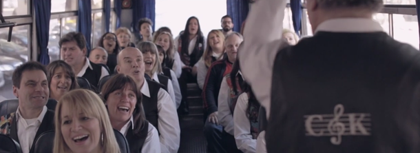 El coro Kennedy cantó por la vuelta a Boedo