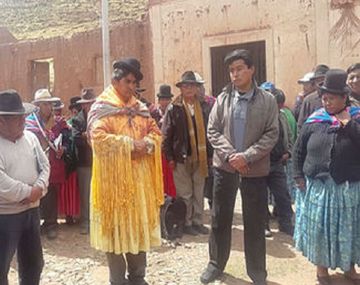 Los vecinos lo vistieron de mujer por su mala gestión como intendente