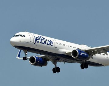 El avión aterrizó de emergencia con su tripulación intoxicada