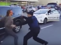 un ex campeon olimpico, a las pinas con la policia en plena calle un ex campeon olimpico, a las pinas con la policia en plena calle