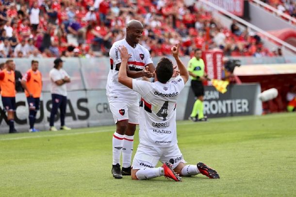Ángelo Gabrielli celebra el gol del empate