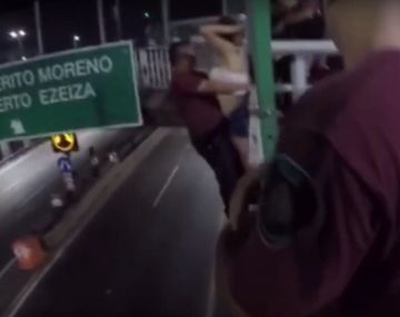 VIDEO: Intentó tirarse de un puente a la autopista Perito Moreno y la Policía salvó su vida