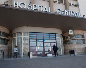 Un hombre intentó matar a su pareja y le disparó en la cara