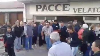 un velorio muy incomodo: el ataud no pudo entrar en el coche funebre un velorio muy incomodo: el ataud no pudo entrar en el coche funebre