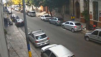 Video: violento robo piraña a dos turistas en La Boca