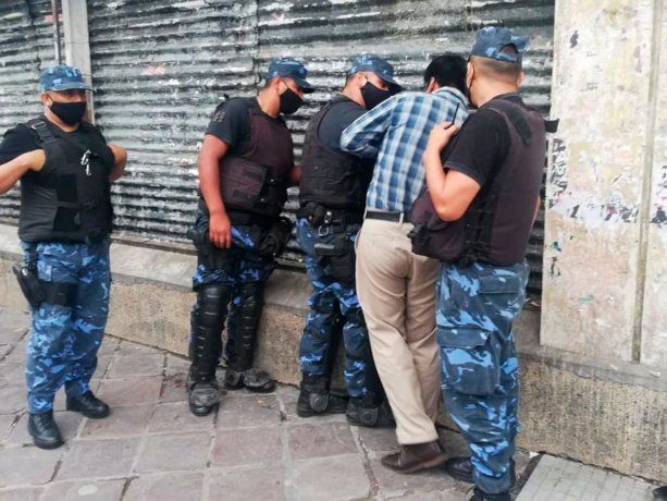 Cayó el sátiro del maletín: filmaba a sus alumnas debajo de la pollera con una cámara oculta