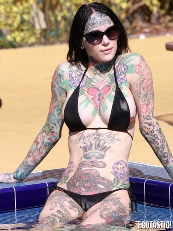 La amante del marido de Sandra Bullock expuso sus tattos al sol