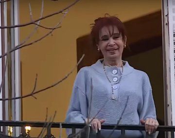 El frío no detuvo la vigilia de la militancia y Cristina Kirchner volvió a saludar desde el balcón