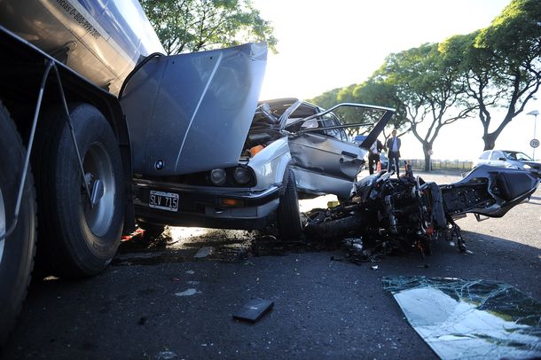 Violento choque múltiple frente a Aeroparque: murió un motociclista