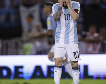 Lionel Messi se toma la cabeza en el partido ante Chile