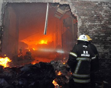 Susto en Bernal por el incendio de una papelera