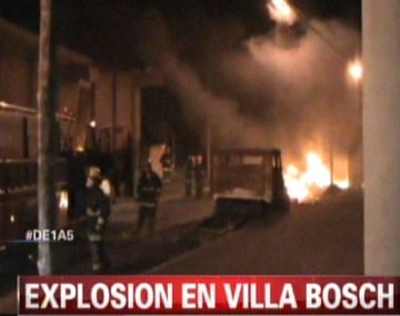 Un auto explotó frente a un colegio en Villa Bosch