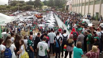 Hinchas de Chapecoense rezaban por sus jugadores. Hinchas de Chapecoense rezaban por sus jugadores.