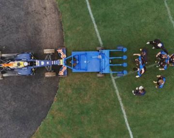 ¿Quién ganó? Un equipo de rugby se enfrentó contra un auto de Fórmula 1