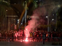 Así recibían al plantel de Independiente los hinchas de Flamengo