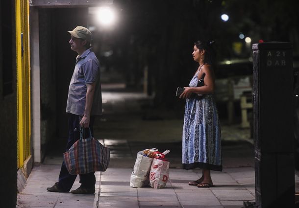 Por el aislamiento social hay largas colas en los comercios de venta de alimentos