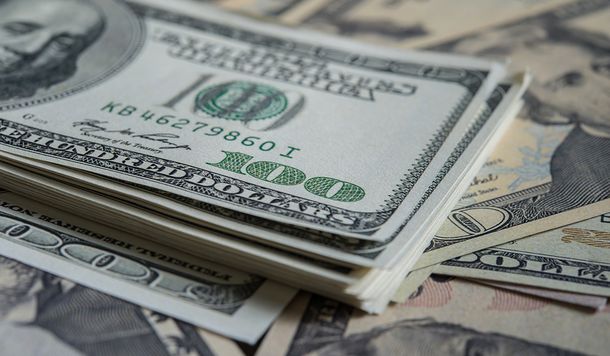 El dólar baja por quinto día consecutivo y se vende a $37,90