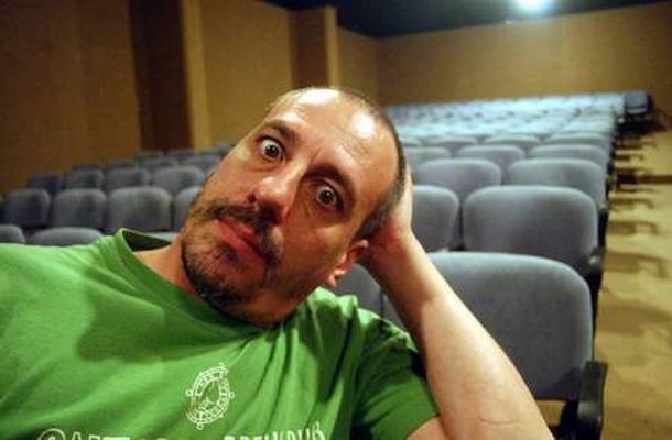 Yayo, el humorista que le escapa a los flashes y a la fama