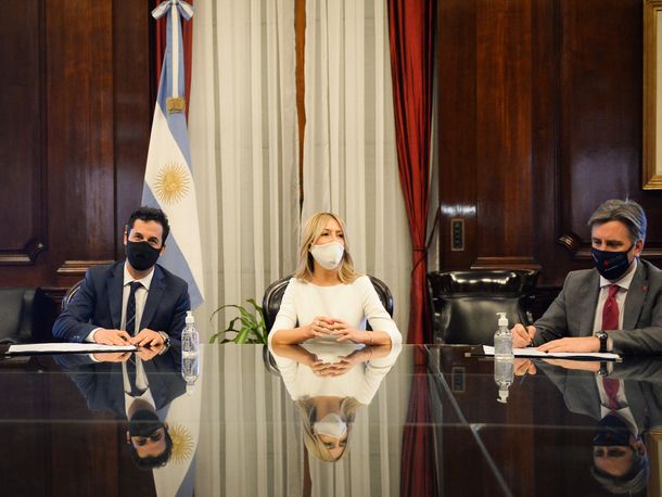 Fabiola Yáñez y una donación para salas de espera pediátricas en todo el país