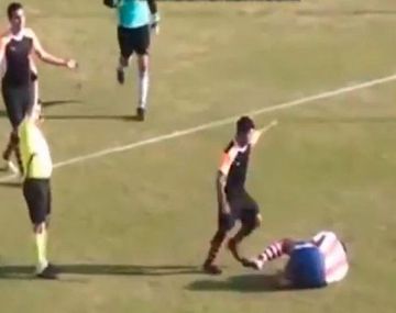 Se volvió loco: la brutal patada en la cara en el fútbol turco