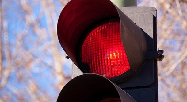 Por pasarse un semáforo en rojo lo dejaron así