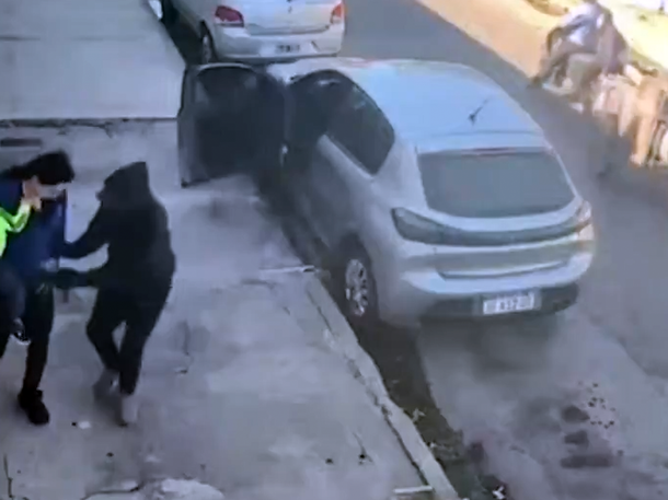 Terror en Lanús por el asalto a una mujer que iba con un bebé en brazos