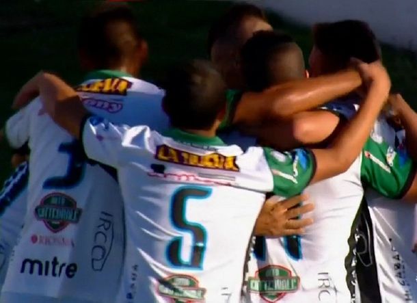 El abrazo de todo Chicago tras el gol del Gomito