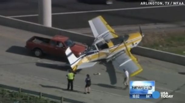 Insólito: aterrizó su avioneta en una autopista durante la hora pico