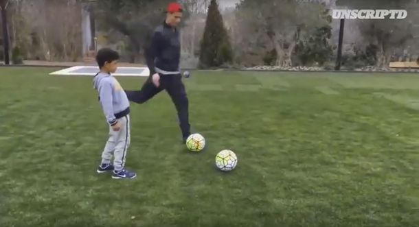 VIDEO: Ronaldo le enseña a su hijo a mejorar la puntería