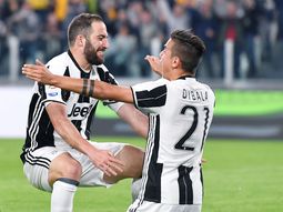 El abrazo de los dos goleadores argentinos que tiene la Juventus El abrazo de los dos goleadores argentinos que tiene la Juventus
