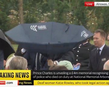 Al estilo Mr. Bean: Boris Johnson dio la nota con su paraguas rebelde en un acto
