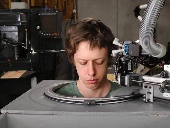 El robot que corta el pelo como los mejores peluqueros: el video