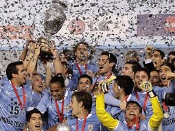 El volante festeja el título de la Copa América 2011 con sus compañeros El volante festeja el título de la Copa América 2011 con sus compañeros