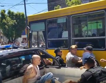 Piñas y balas de goma: policías se enfrentaron con vecinos por unos vendedores ilegales de pirotecnia