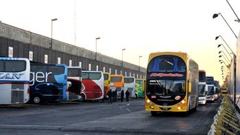 los micros de larga distancia podrian parar a partir de la medianoche los micros de larga distancia podrian parar a partir de la medianoche
