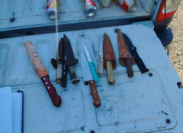 Las armas blancas en el operativo encontradas en el operativo.