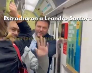 Libertario quiso escrachar a Leandro Santoro en el subte pero le salió mal