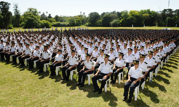 Egresan 10 mil efectivos de la policía bonaerense