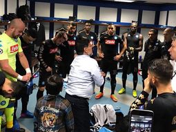 Diego Maradona, ante la atenta mirada de los jugadores del Nápoli Diego Maradona, ante la atenta mirada de los jugadores del Nápoli