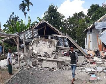 Un fuerte terremoto dejó al menos 13 muertos y cientos de heridos en Indonesia