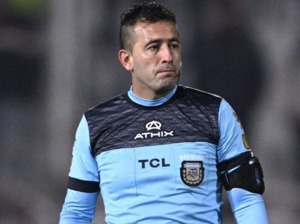 Polémica por el arbitraje de Luis Lobo Medina en Instituto vs. Independiente: planchazo para roja, pero no cobró nada