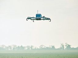 Amazon realizó la primera entrega con un drone Amazon realizó la primera entrega con un drone