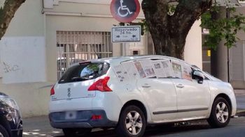 Escrachan a un auto mal estacionado Escrachan a un auto mal estacionado
